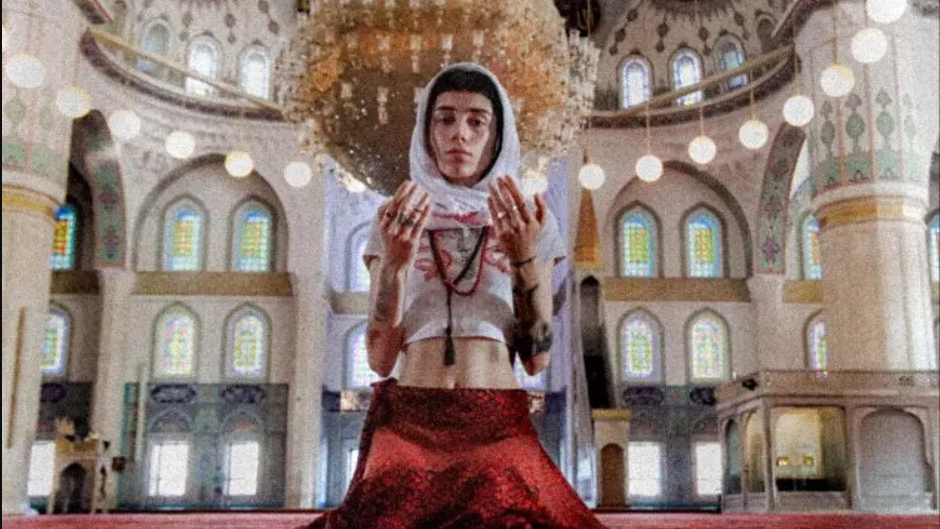 Turkish Photographer and Model Detained Over Mosque Photo-Shoot